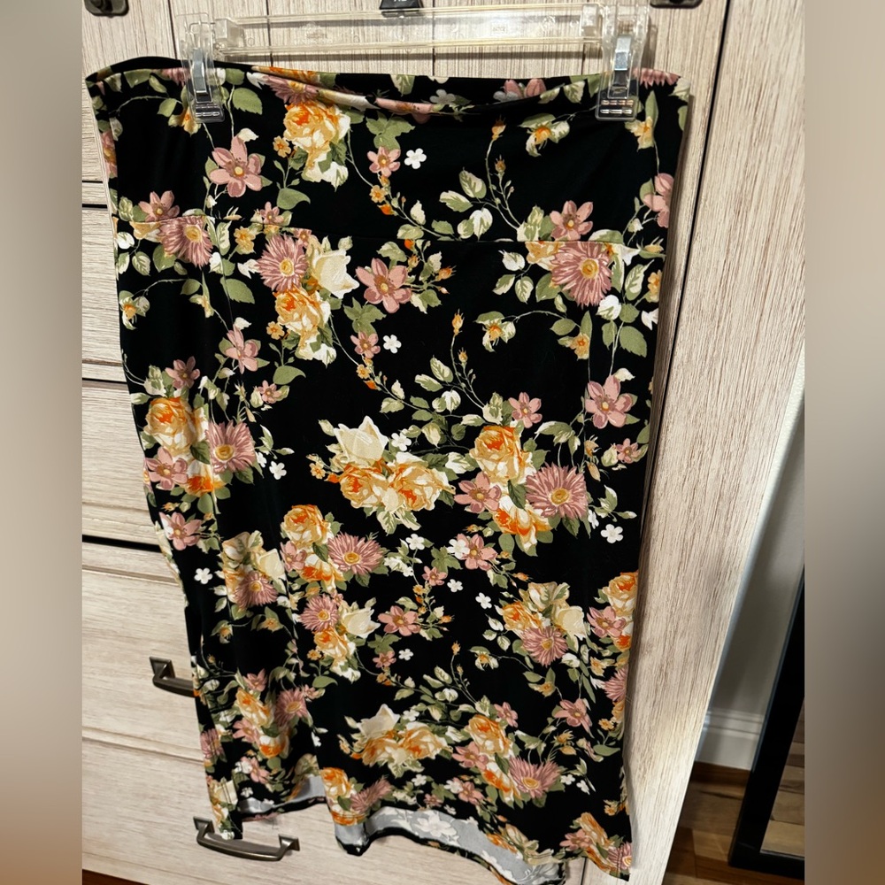 Piphany floral skirt, size medium. Leggings material, so comfortable!